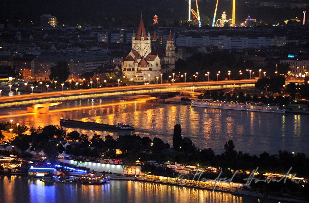Blick vom Donauturm auf die Reichsbrücke