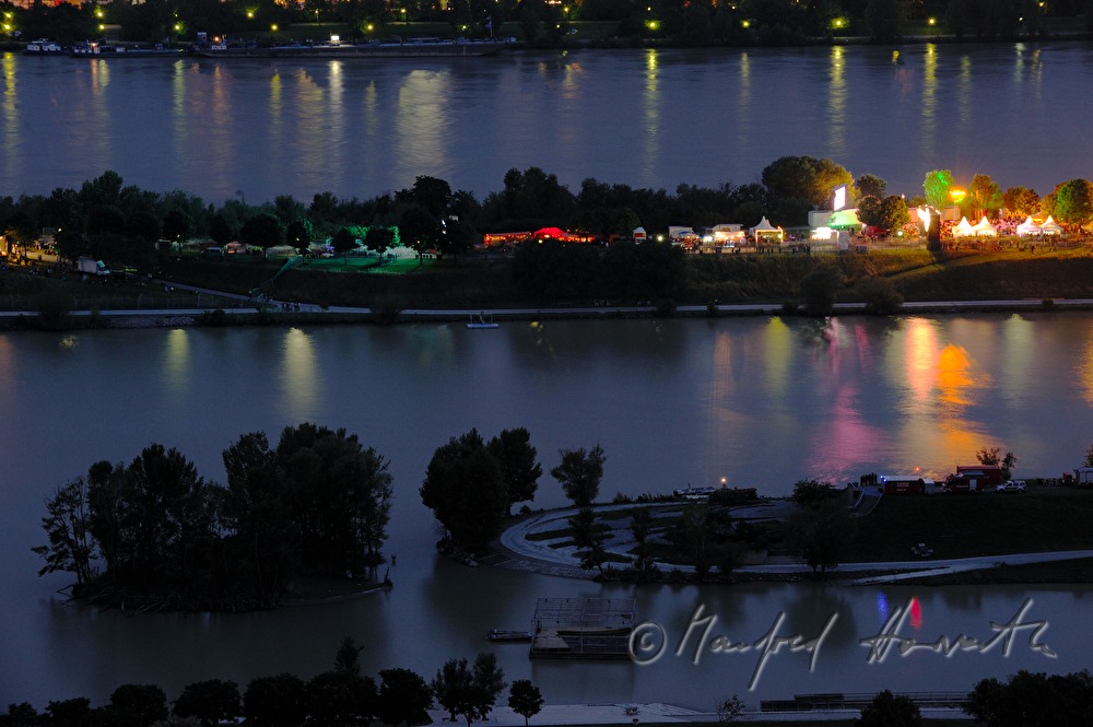 Blick vom Donauturm auf das Donauinselfest
