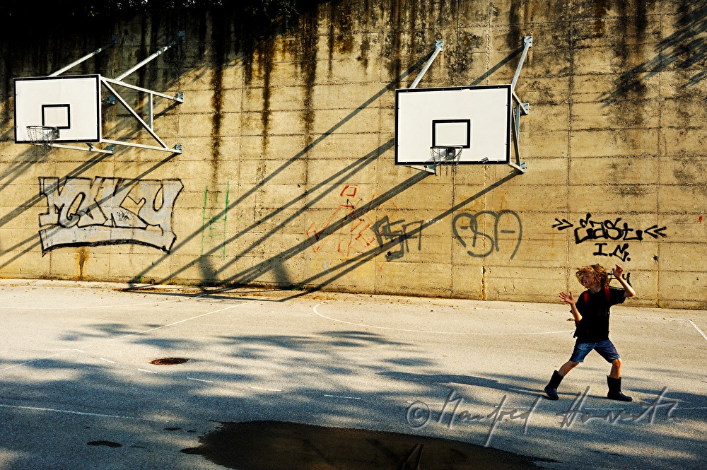 Bub spielt Basketball