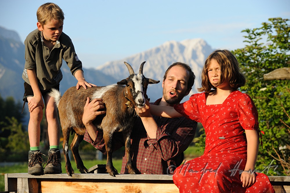 Ziegenbock und Besucher des Hotel Stern