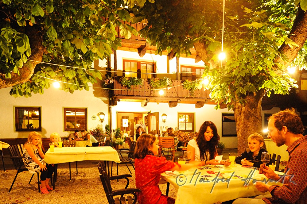 Besucher des Hotel Stern spielen Karten im Gastgarten