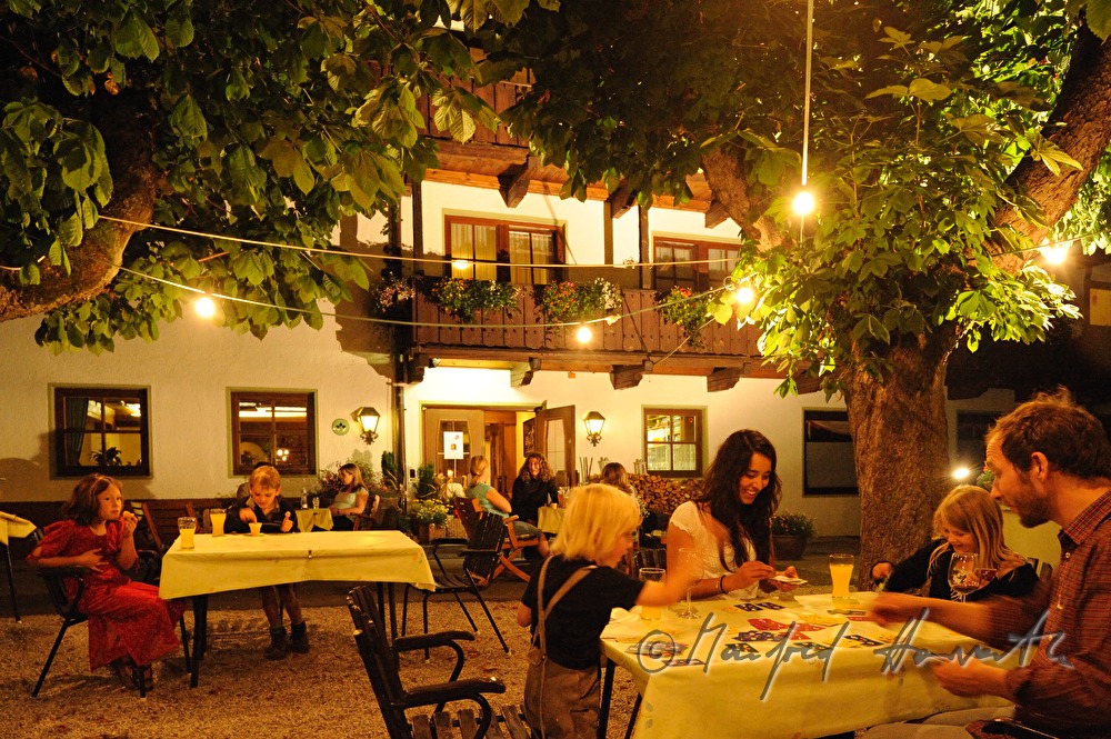 Besucher des Hotel Stern spielen Karten im Gastgarten