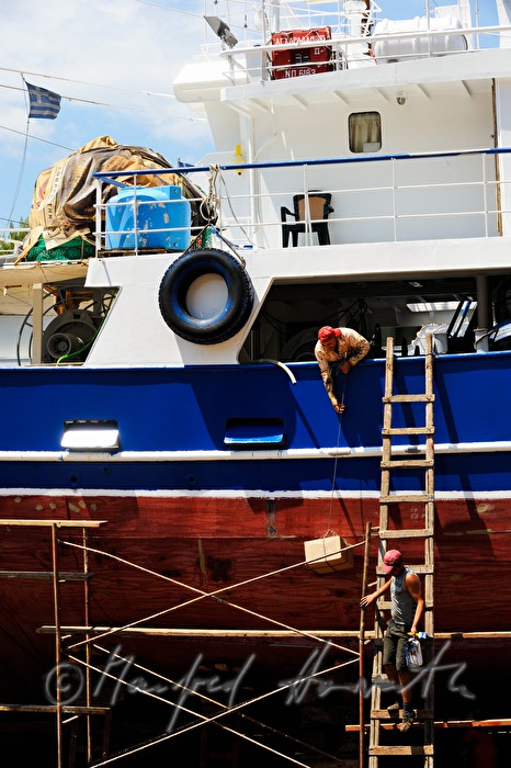 Neuanstrich von Schiffen in der kleinen Werft