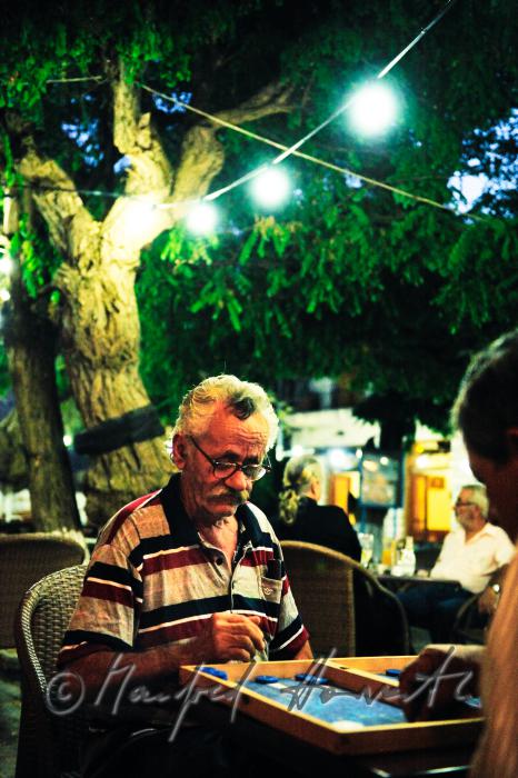 Backgammonspieler am Hauptplatz