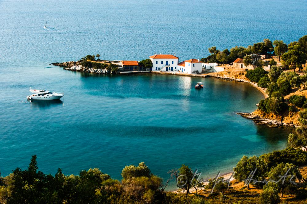 Kleine Bucht mit Landhaus und Motoryacht