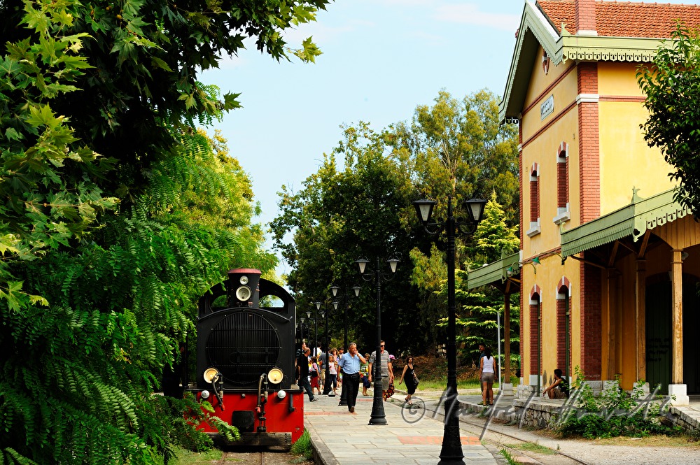 Pilionbahn am Bahnhof mit aussteigenden Passagieren