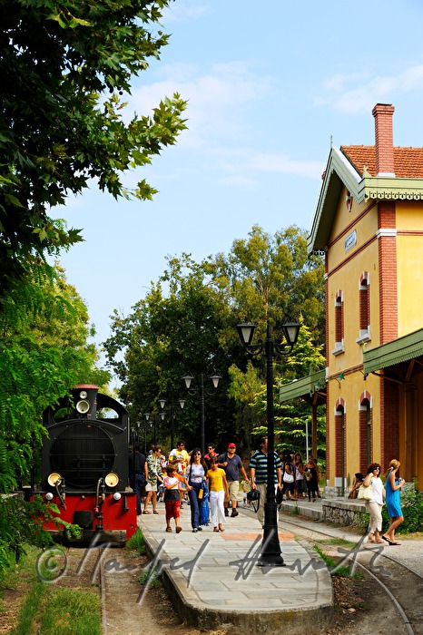 Pilionbahn am Bahnhof mit aussteigenden Passagieren