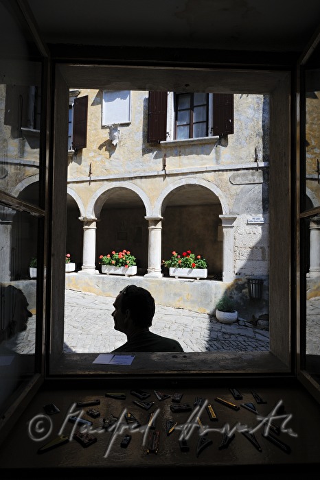 Blick aus einem Schmuckladen zur Stadtloggia