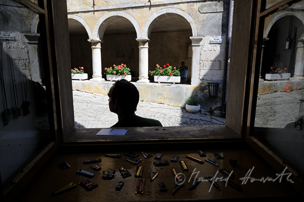 Blick aus einem Schmuckladen zur Stadtloggia