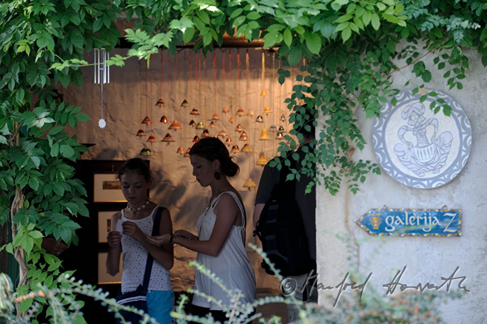 Eingang und Blick in den Ausstellungsraum