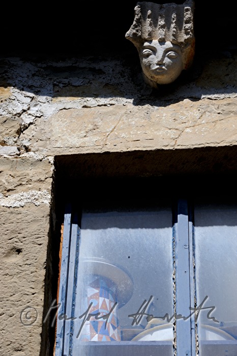Blick durch das Fenster in den Ausstellungsraum