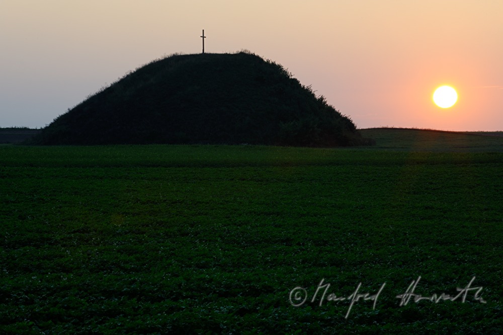 prähistorischer Tumulus (Leeberg) in einem Feld