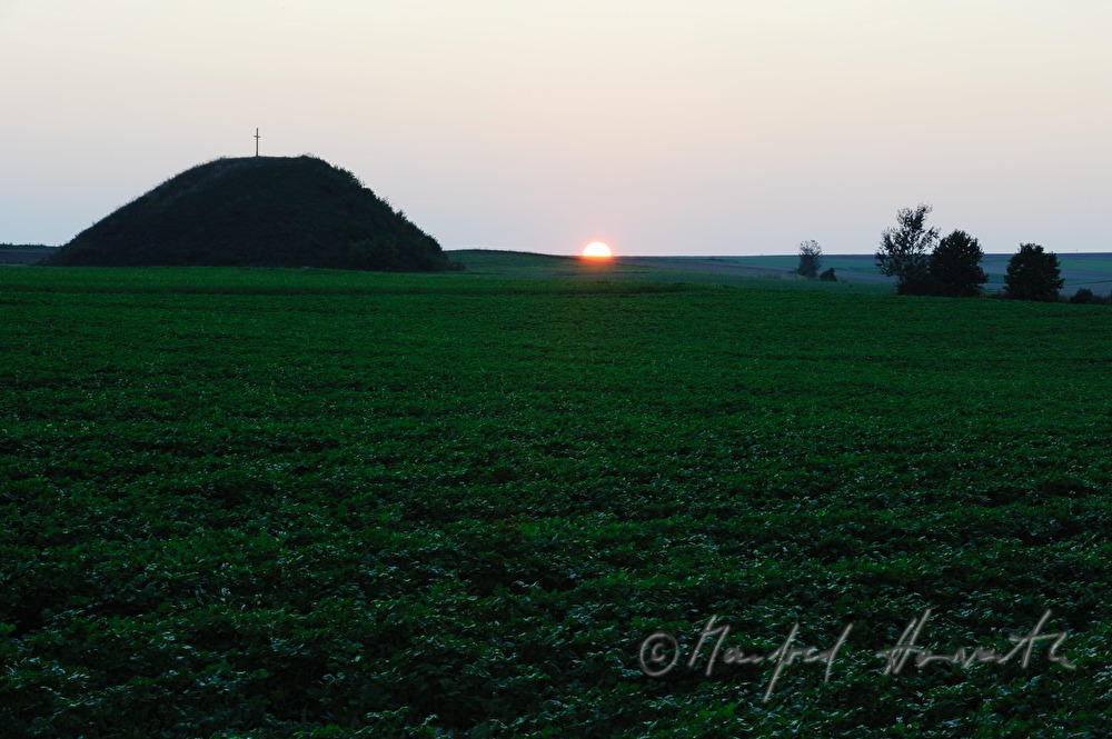 prähistorischer Tumulus (Leeberg) in einem Feld