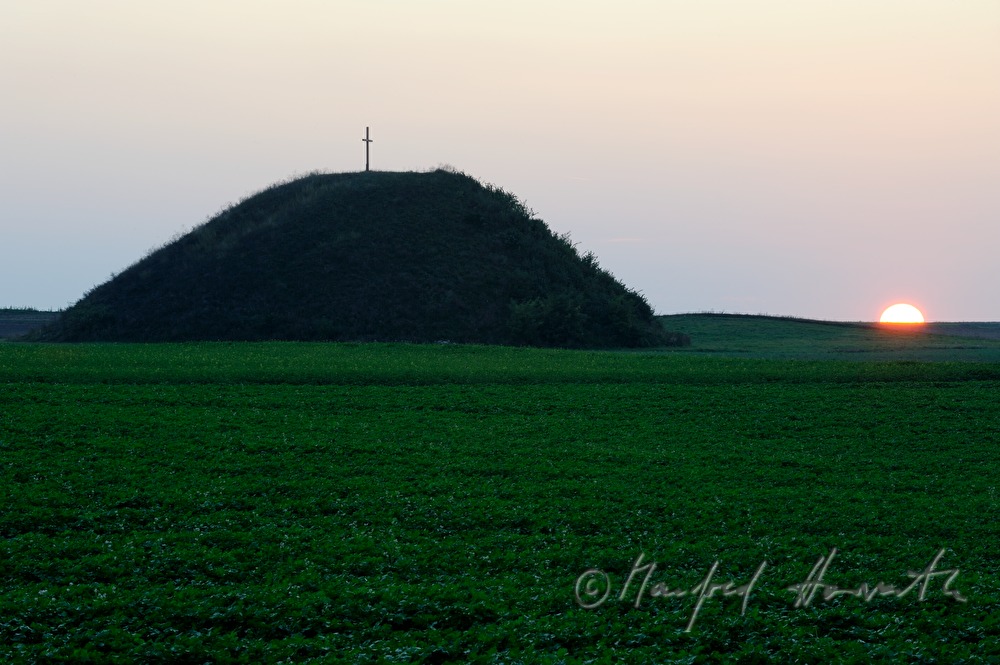prähistorischer Tumulus (Leeberg) in einem Feld