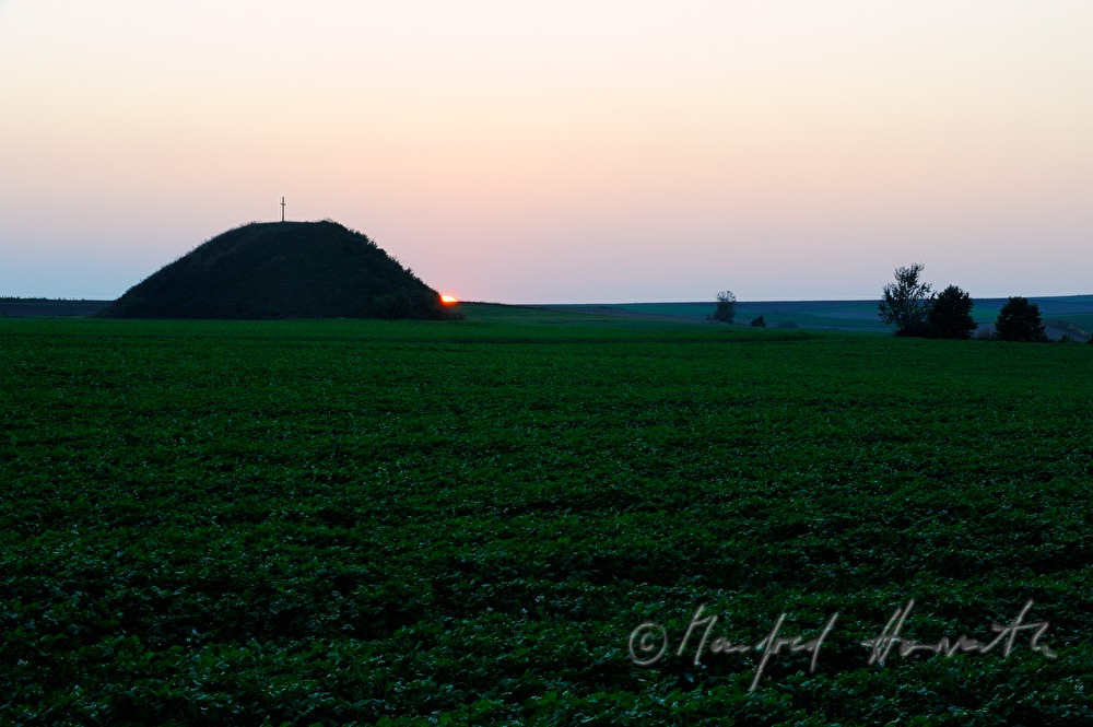 prähistorischer Tumulus (Leeberg) in einem Feld