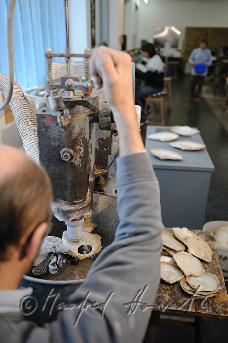 Herstellung von handgemachten Perlmutt-Knöpfen