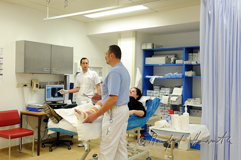 Patientin mit Beinbruch im Gipszimmer