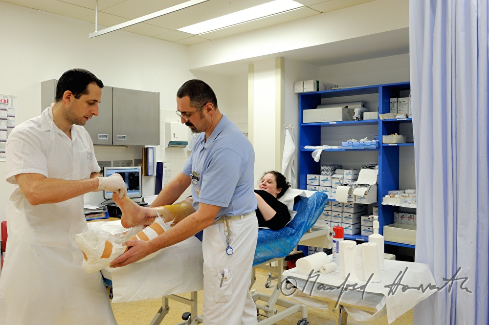 Patientin mit Beinbruch im Gipszimmer
