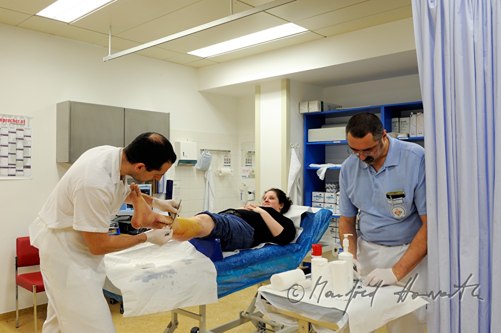 Patientin mit Beinbruch im Gipszimmer