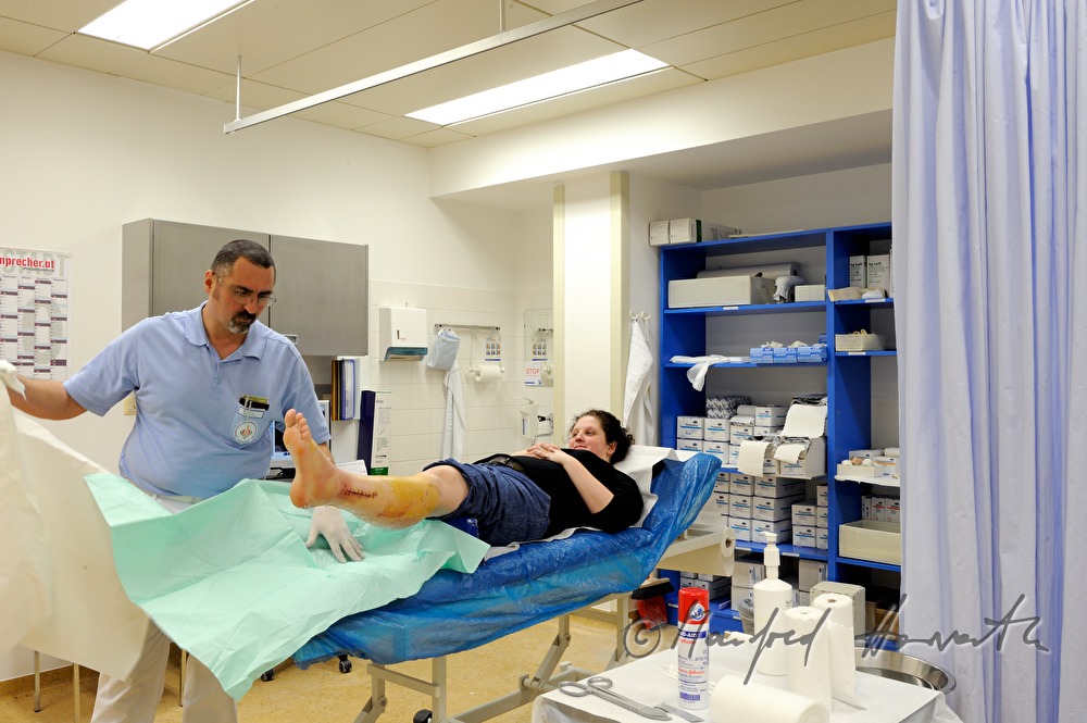 Patientin mit Beinbruch im Gipszimmer