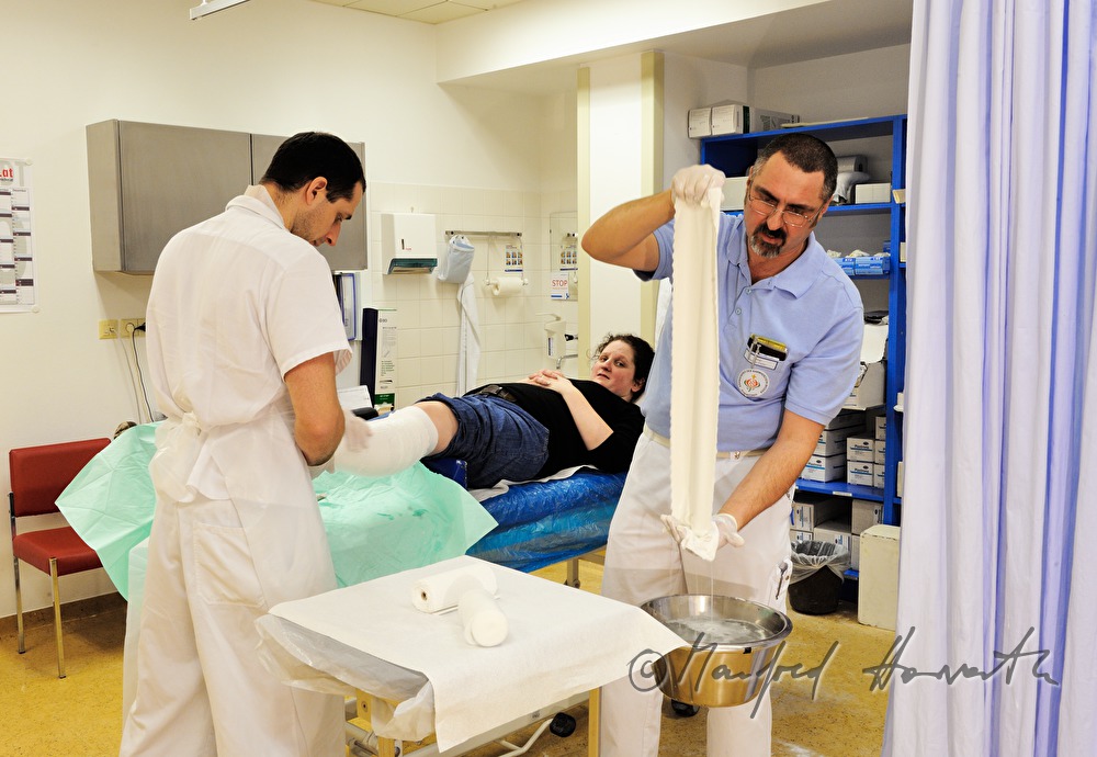 Patientin mit Beinbruch im Gipszimmer