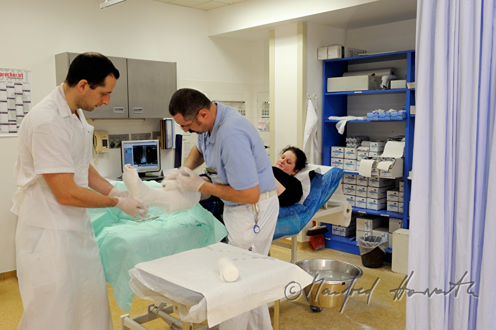 Patientin mit Beinbruch im Gipszimmer
