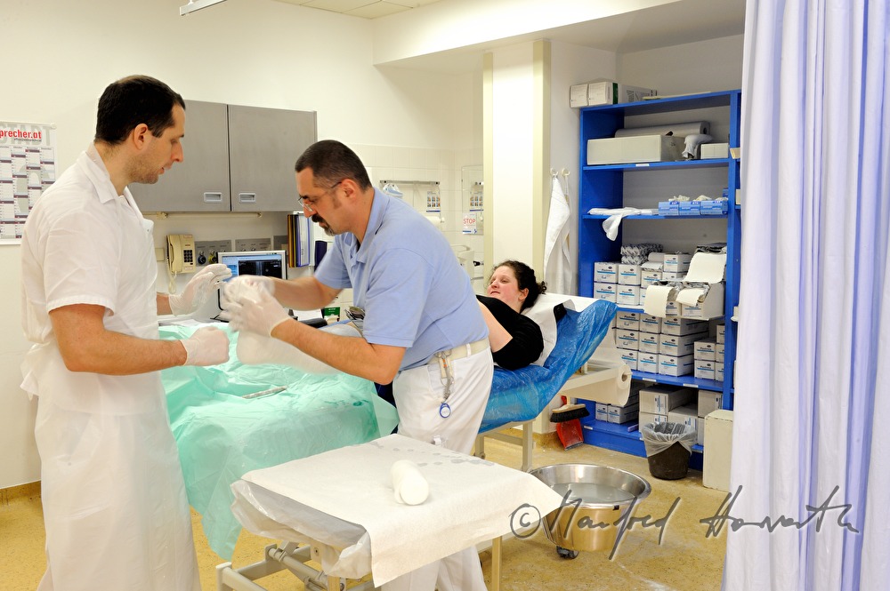 Patientin mit Beinbruch im Gipszimmer
