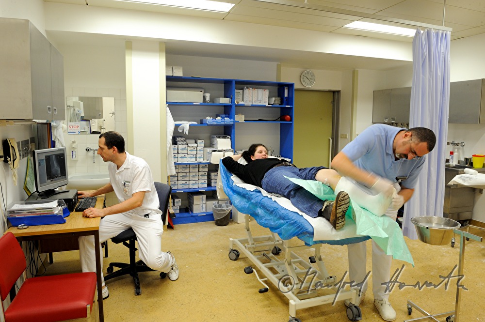 Patientin mit Beinbruch im Gipszimmer