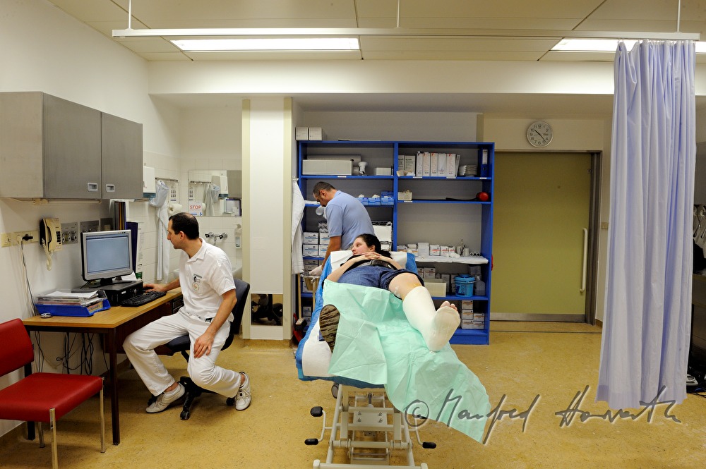 Patientin mit Beinbruch im Gipszimmer
