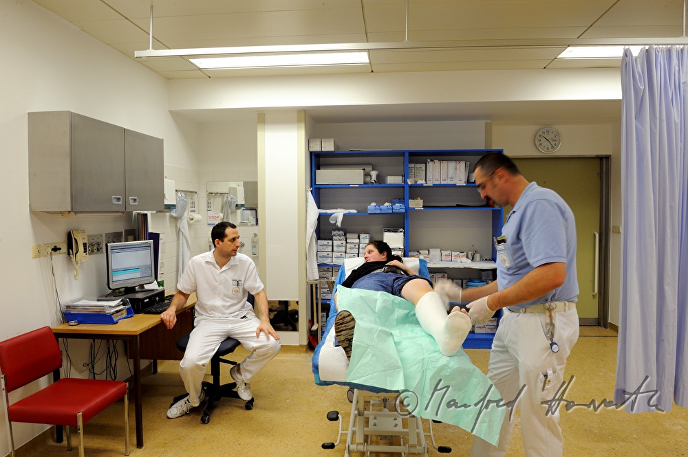 Patientin mit Beinbruch im Gipszimmer