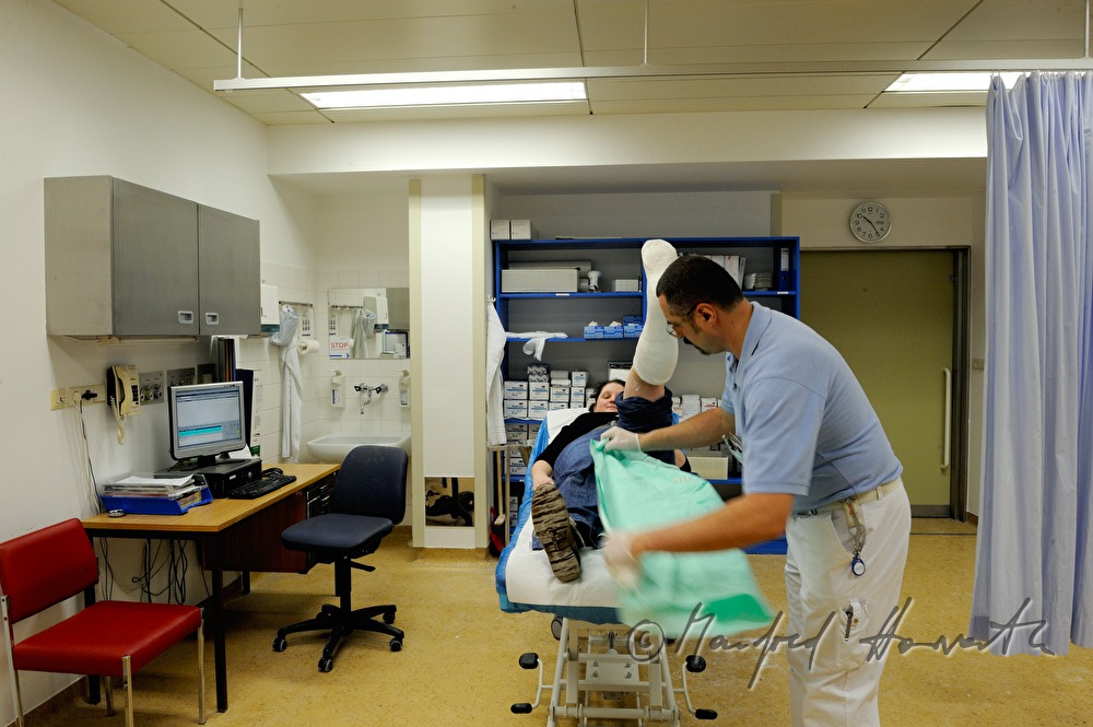 Patientin mit Beinbruch im Gipszimmer