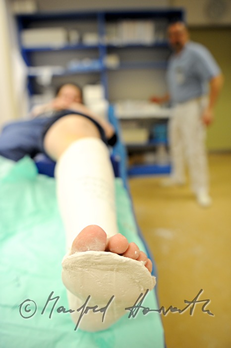 Patientin mit Beinbruch im Gipszimmer