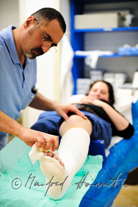 Patientin mit Beinbruch im Gipszimmer