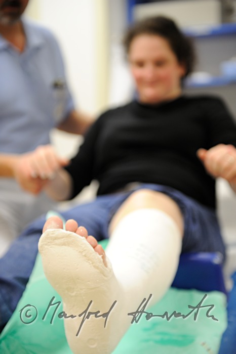 Patientin mit Beinbruch im Gipszimmer