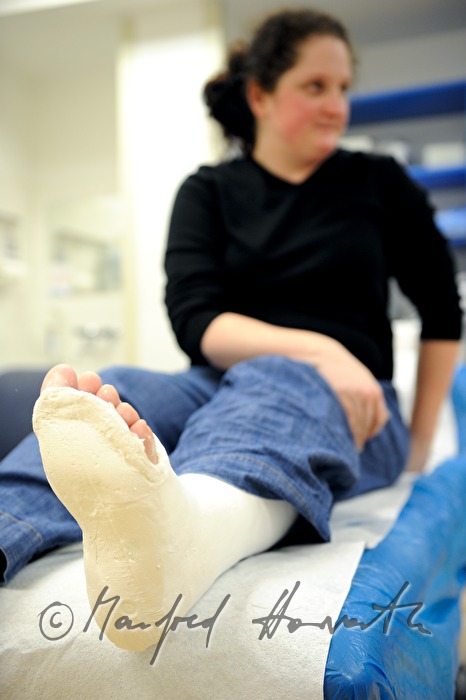 Patientin mit Beinbruch im Gipszimmer