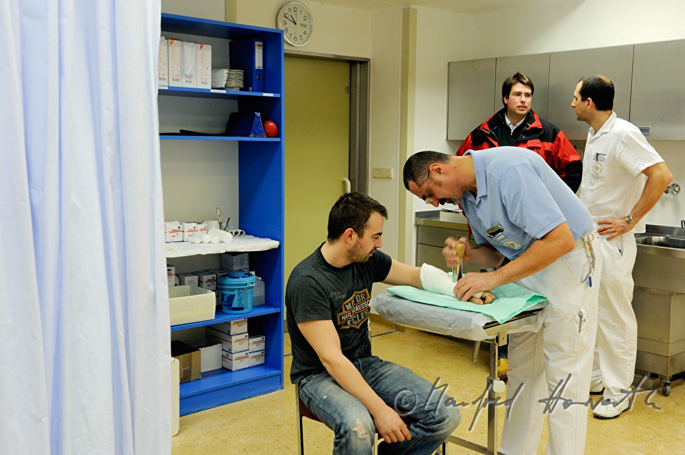 Patientin mit Armbruch im Gipszimmer