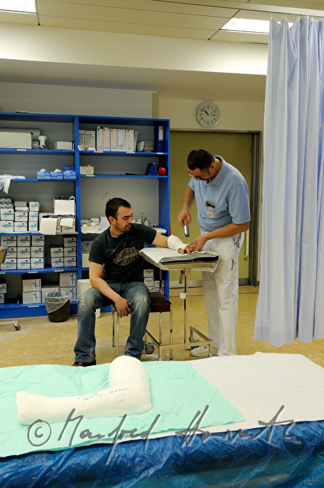 Patientin mit Armbruch im Gipszimmer