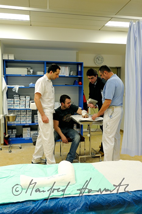 Patientin mit Armbruch im Gipszimmer