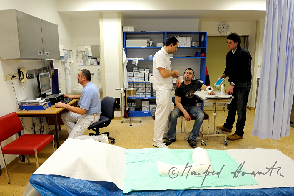 Patientin mit Armbruch im Gipszimmer