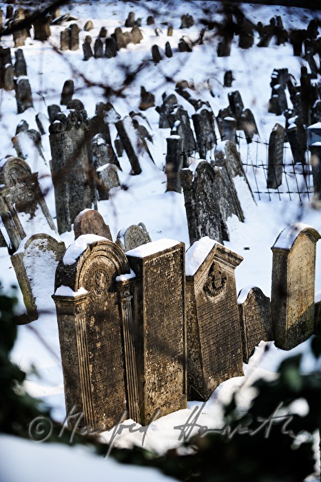 umgekippte Grabsteine am jüdischen Friedhof