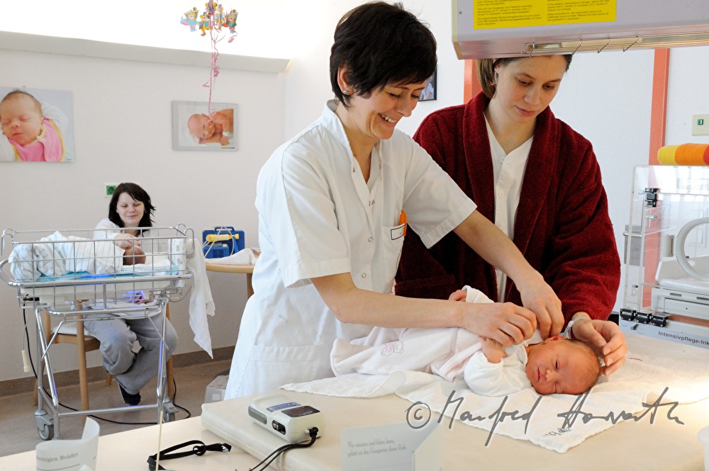 Schwester misst Blutdruck einer Patientin