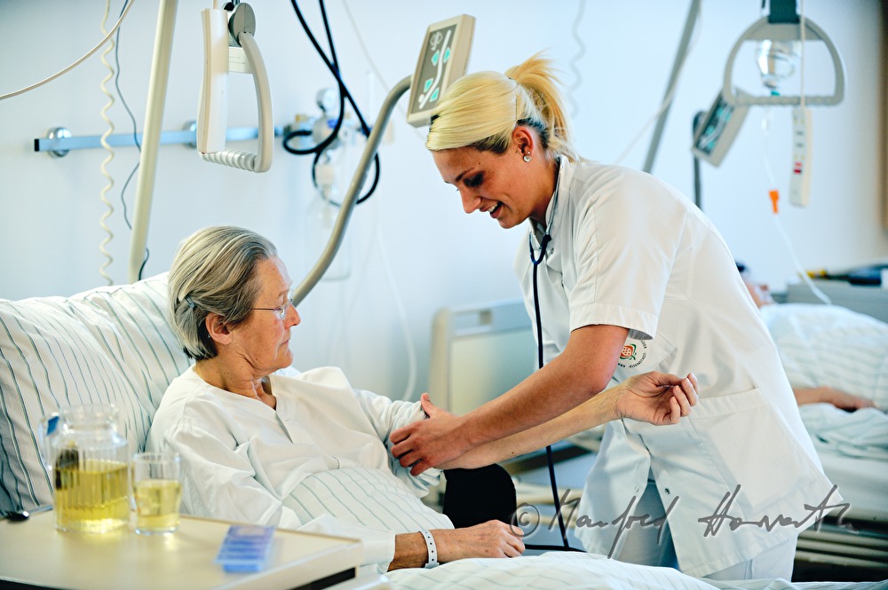 Schwester misst Blutdruck einer Patientin