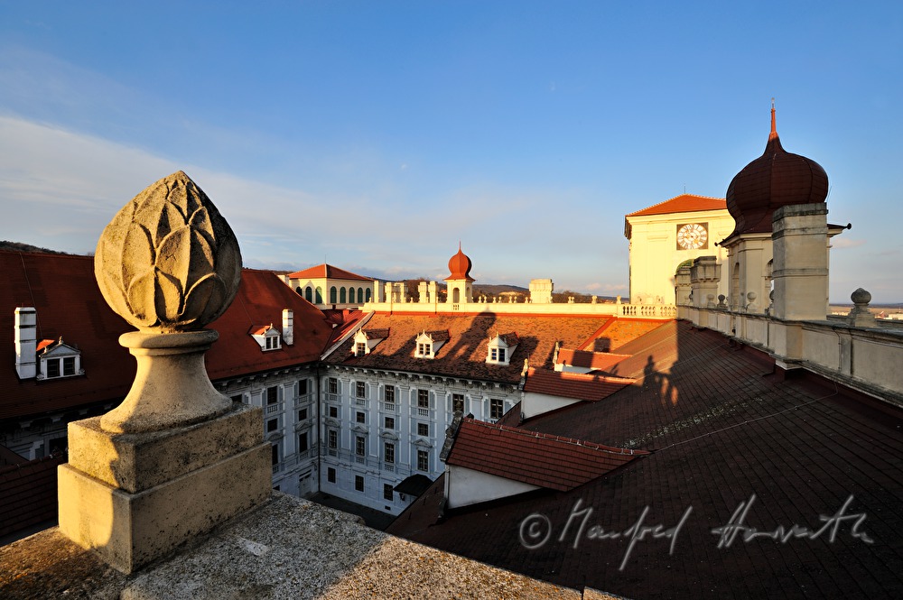 Dach und Innenhof des Schloß Esterházy