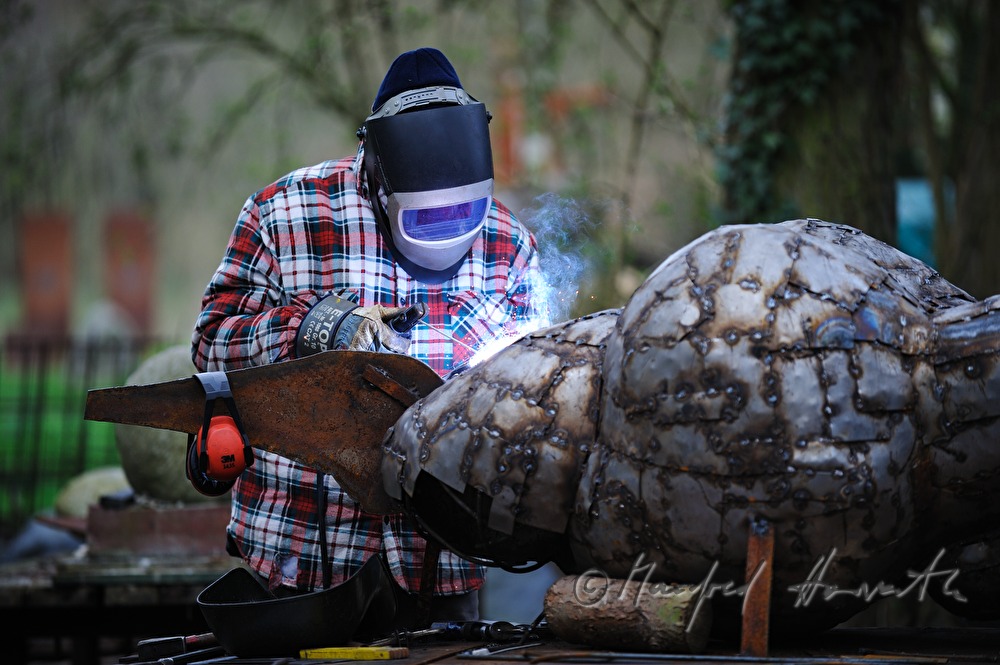 Bildhauer Anatol Herzfeld bei der Arbeit an einer Skulptur