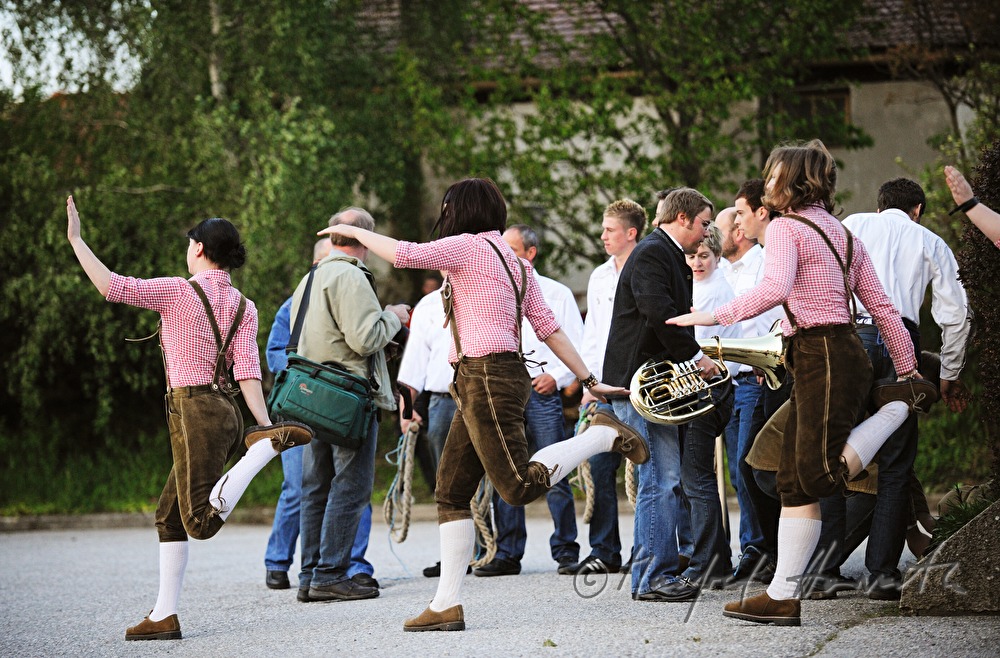 Schuhplattlerinnen tanzen auf dem Hauptplatz