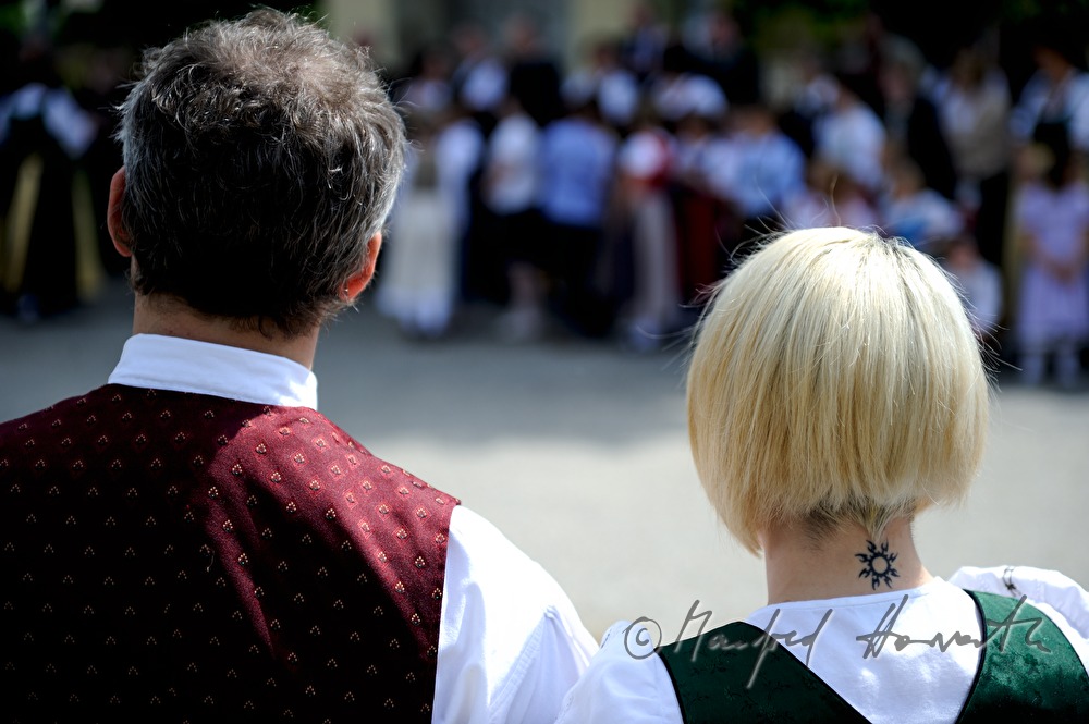 Besucher beim Tanz zum Pfingstfest