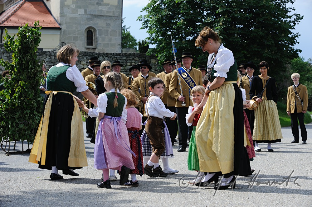 Tänzer beim Tanz um den Maibaum