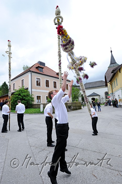 Fronleichnamsprozession mit blumengeschmückten 