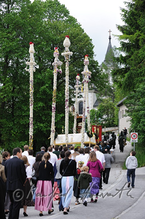 Fronleichnamsprozession mit blumengeschmückten 