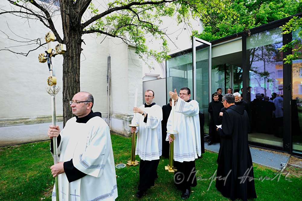 Priester bei der modernen Sakristei